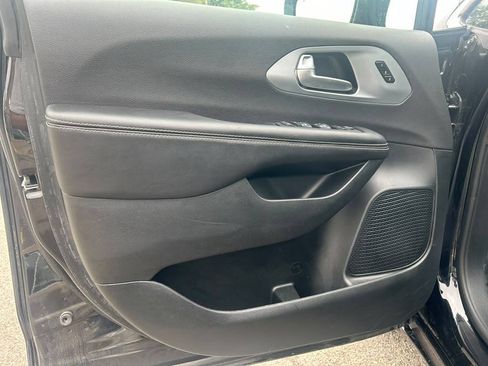 Used 2026 Chrysler Pacifica Limited FWD image 10