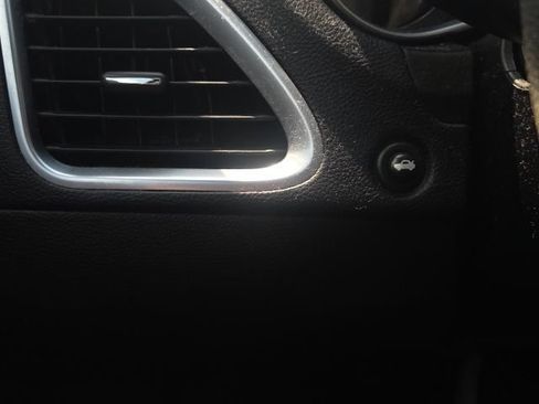 Used 2013 Dodge Avenger SE FWD image 21