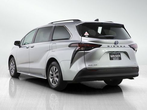 Used 2025 Toyota Sienna XLE image 3