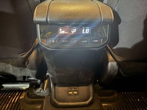 Used 2020 Toyota Highlander LE AWD/4WD image 17