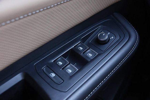 Used 2025 Volkswagen Atlas Cross Sport SE FWD image 23