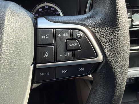 Used 2022 Toyota Highlander L FWD image 25