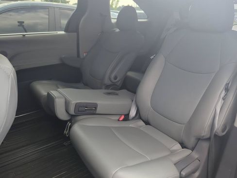 Used 2021 Toyota Sienna XLE FWD image 6