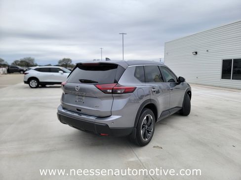 Used 2024 Nissan Rogue SV w/ SV Premium Package image 7