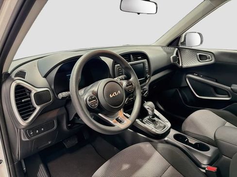 Used 2025 Kia Soul LX w/ LX Technology Package FWD image 9