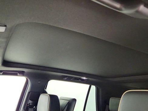 Used 2023 GMC Yukon SLT w/ SLT Premium Package image 10