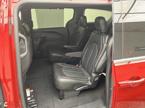 Used 2025 Chrysler Pacifica Select FWD image 11
