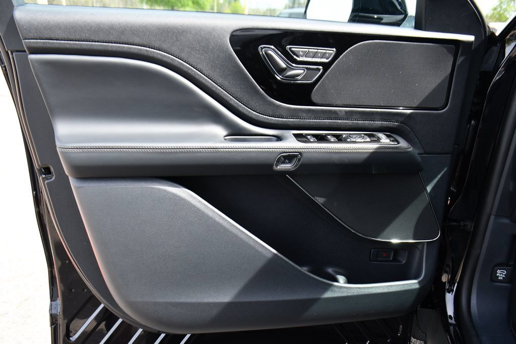 Used 2026 Lincoln Aviator AWD image 25