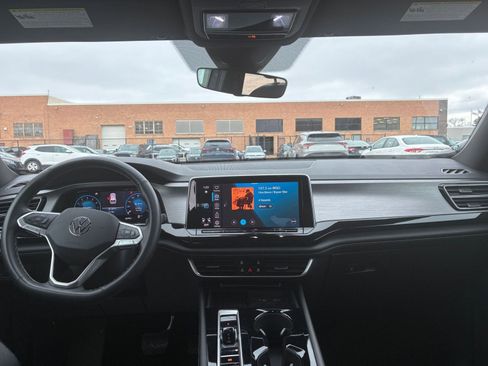 Used 2025 Volkswagen Atlas Cross Sport SE image 35