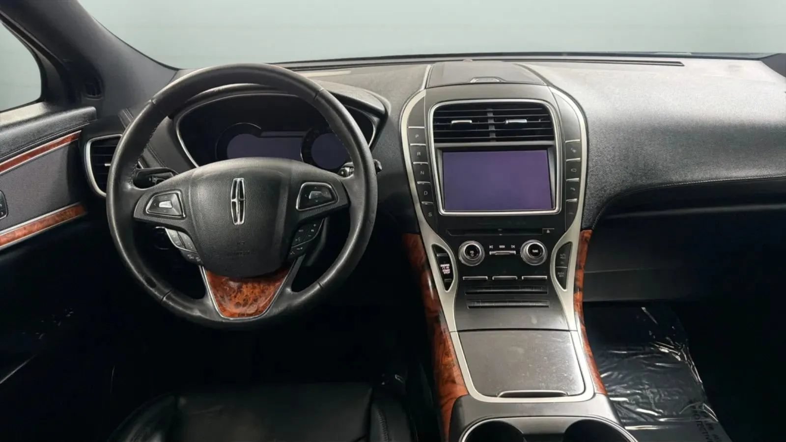Used 2017 Lincoln MKX Reserve w/ Driver Assistance Package FWD image 11