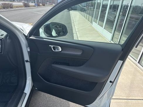 Certified 2025 Volvo XC40 B5 Plus AWD/4WD image 15