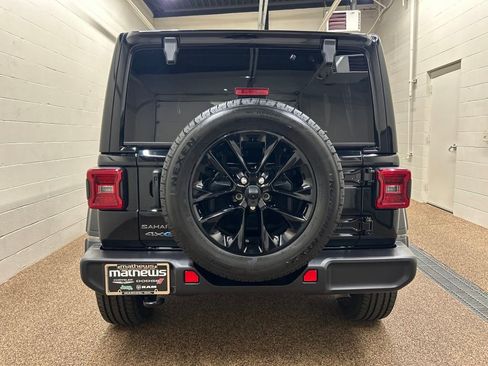 Used 2025 Jeep Wrangler Unlimited Sahara AWD/4WD image 8