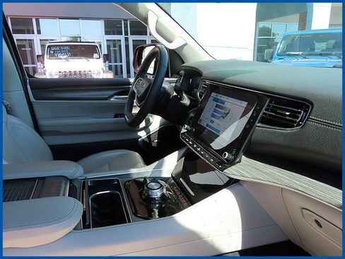 Used 2024 Jeep Wagoneer L Series II w/ Flexible Seating Group AWD/4WD image 8