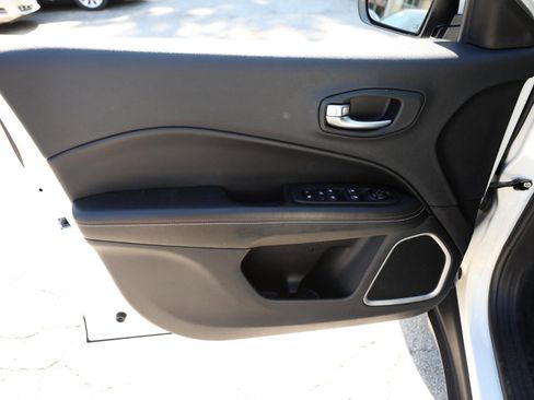 Used 2018 Jeep Compass Latitude w/ Popular Equipment Group AWD/4WD image 17