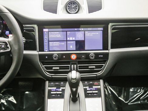 Certified 2025 Porsche Macan AWD/4WD image 17