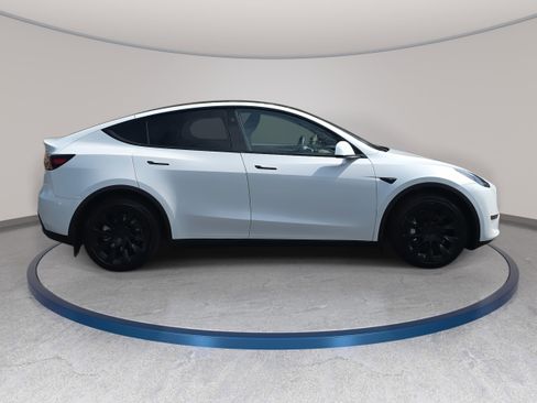 Used 2024 Tesla Model Y Long Range image 4