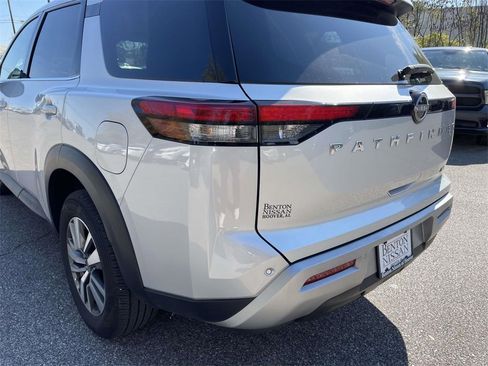 Used 2025 Nissan Pathfinder SL image 15