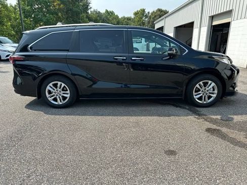 Used 2025 Toyota Sienna Limited AWD/4WD image 6