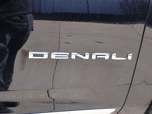 Used 2021 GMC Yukon Denali w/ Denali Premium Package image 10