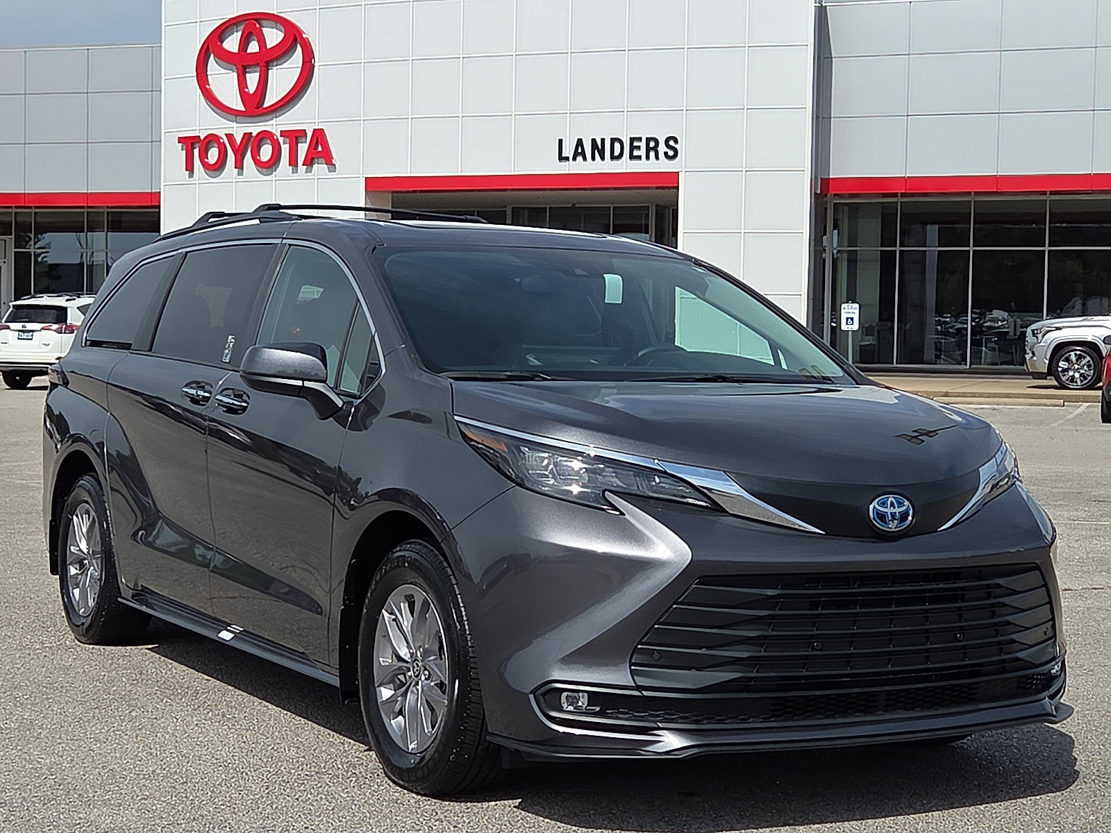 Used 2025 Toyota Sienna XLE FWD image 1