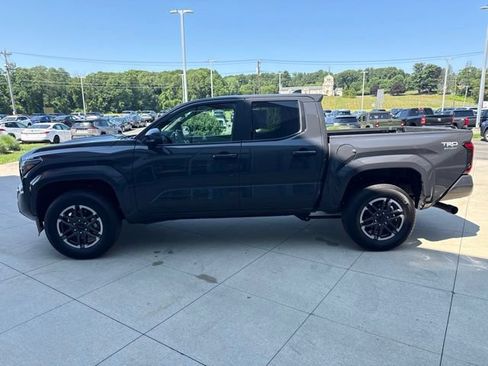 Used 2025 Toyota Tacoma TRD Sport AWD/4WD image 4
