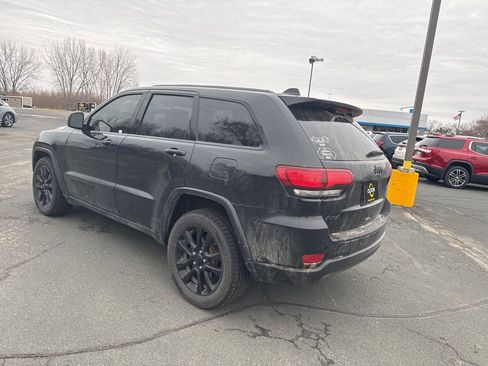 Used 2018 Jeep Grand Cherokee Altitude image 3