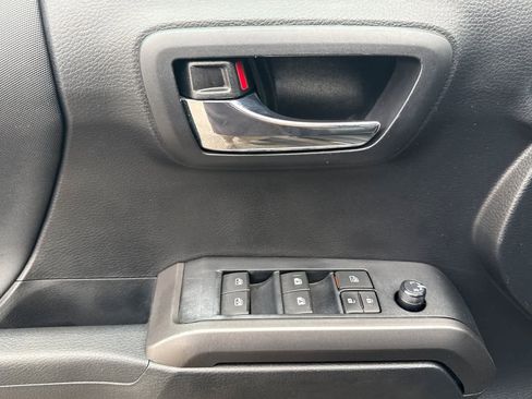 Used 2019 Toyota Tacoma TRD Sport image 10