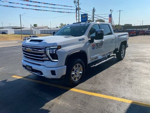 Used 2026 Chevrolet Silverado 2500 High Country w/ High Country Premium Package AWD/4WD image 9