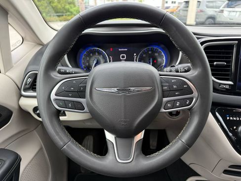 Used 2024 Chrysler Pacifica Touring-L FWD image 16