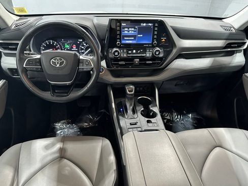 Used 2021 Toyota Highlander XLE AWD/4WD image 7