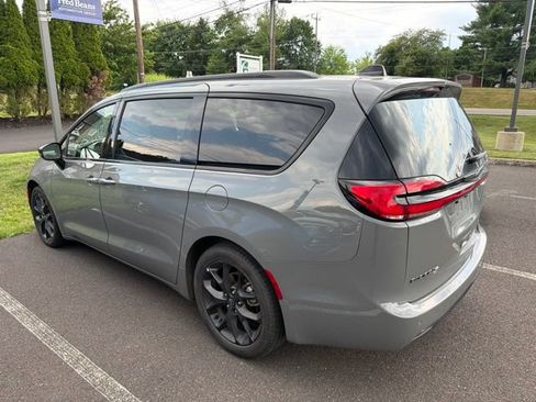 Used 2025 Chrysler Pacifica Limited FWD image 6