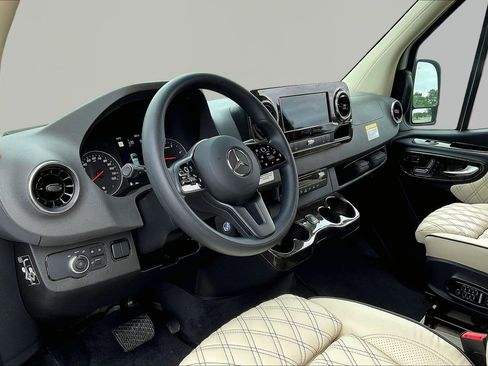 Used 2022 Mercedes-Benz Sprinter 2500 image 16