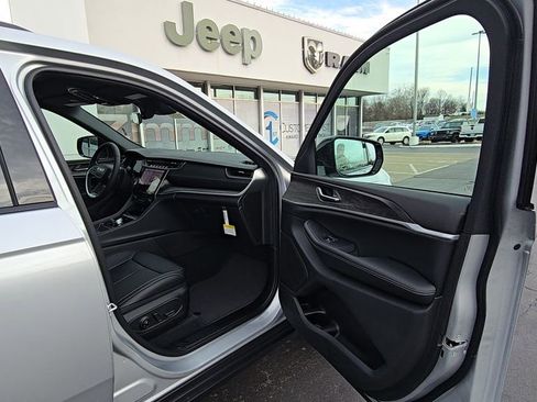 New 2025 Jeep Grand Cherokee Laredo image 17