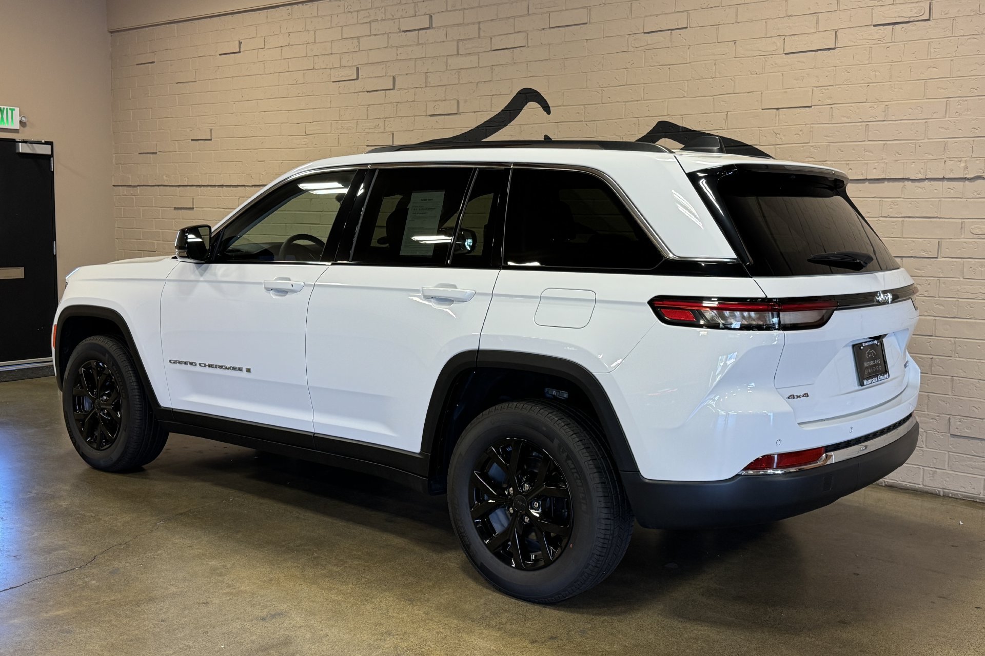 Used 2023 Jeep Grand Cherokee Limited AWD/4WD image 9