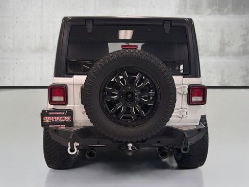 Used 2018 Jeep Wrangler Unlimited Sahara image 6