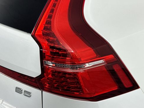 Used 2022 Volvo XC60 B5 Momentum w/ Advanced Package FWD image 33