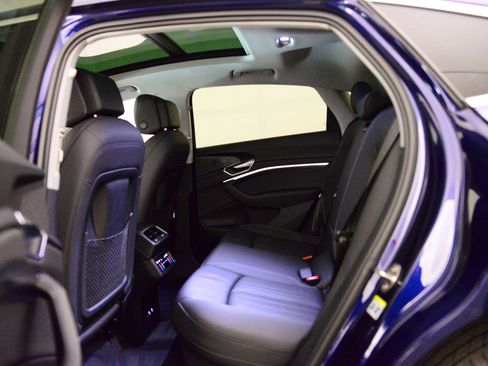 Certified 2022 Audi e-tron Premium image 11