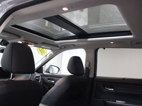 Used 2023 Nissan Rogue SL w/ SL Premium Package image 3