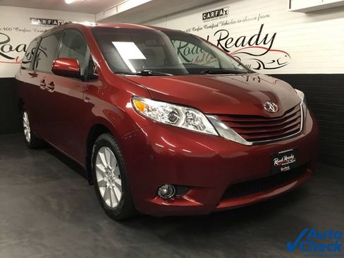 Used 2017 Toyota Sienna LE image 3