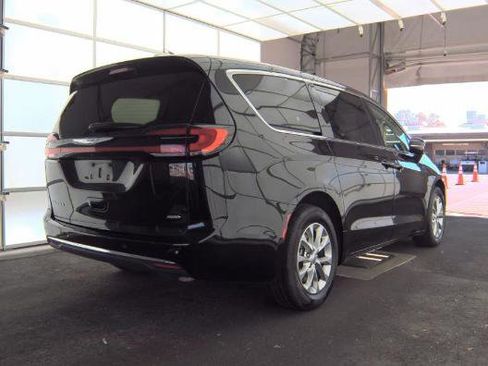 Used 2024 Chrysler Pacifica Touring-L AWD/4WD image 2