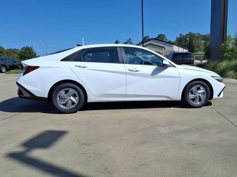 New 2026 Hyundai Elantra SE FWD image 2