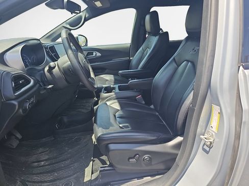 Used 2023 Chrysler Pacifica Touring-L w/ S Appearance Package AWD/4WD image 12