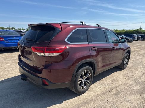 Used 2019 Toyota Highlander LE AWD/4WD image 3