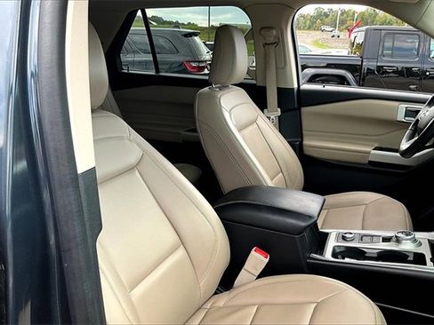Used 2022 Ford Explorer XLT w/ Equipment Group 202A image 6