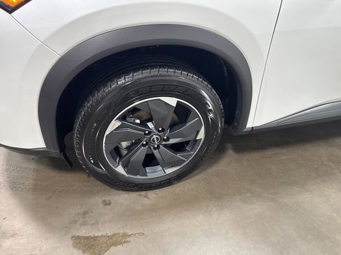 Used 2025 Nissan Rogue SV image 9