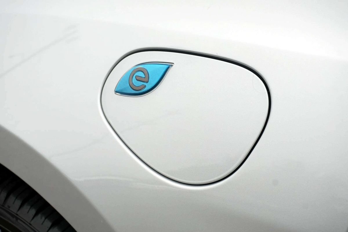 Used 2024 Chrysler Pacifica Limited FWD image 15