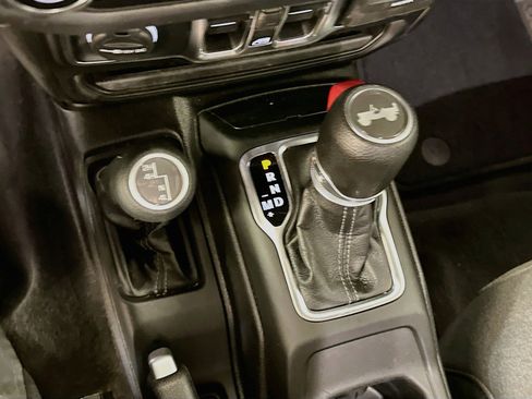 Used 2025 Jeep Wrangler Unlimited Sahara AWD/4WD image 25