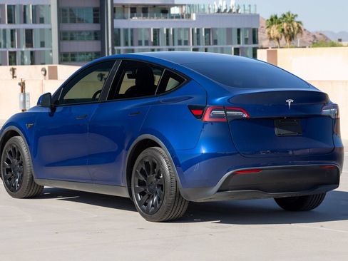 Used 2021 Tesla Model Y Long Range AWD/4WD image 18