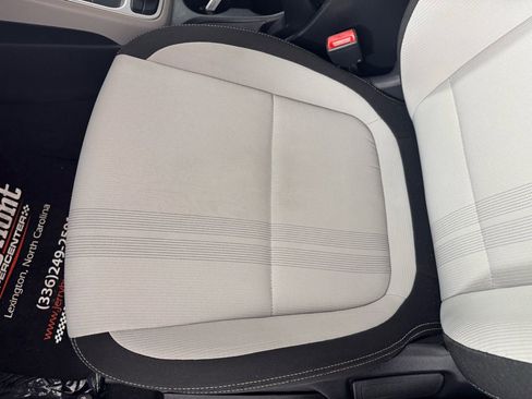 Used 2024 Hyundai Venue SEL image 12