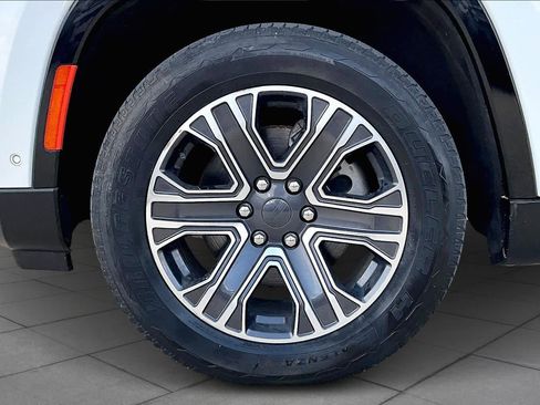 Used 2024 Jeep Wagoneer L Series II w/ Flexible Seating Group image 9